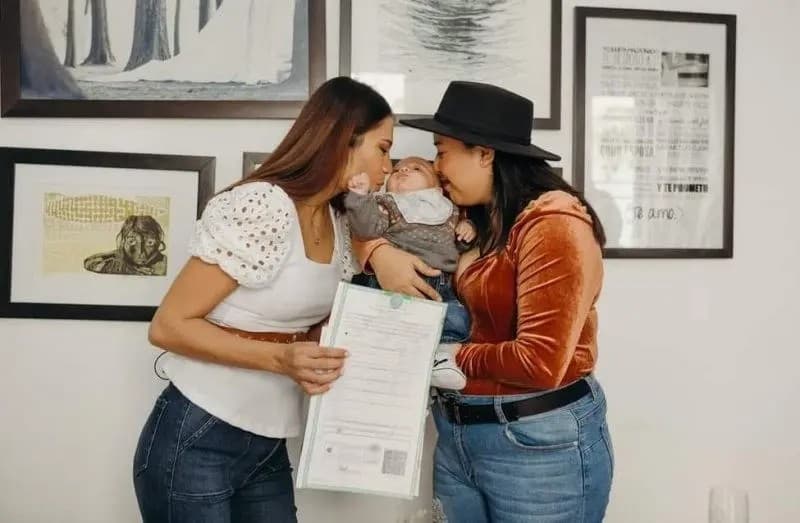 Existen barreras para quienes quieren ser padres: Integrante LGBT