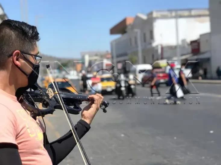 En tiempos de pandemia violinista muestra talento en las calles de Tepic