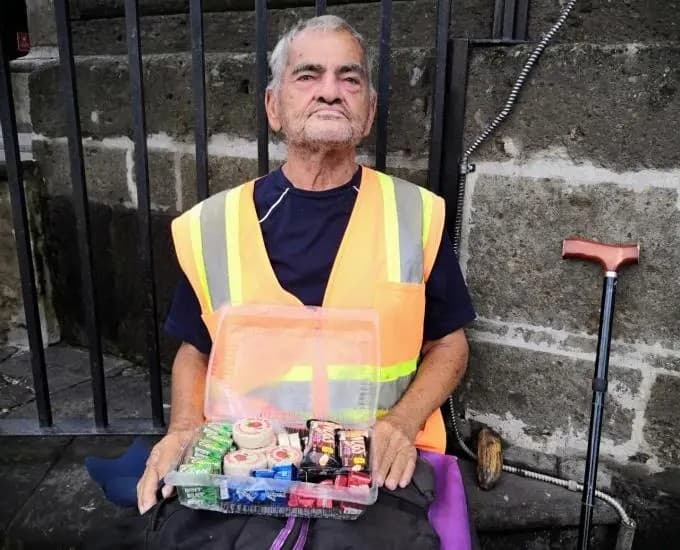 Tepic. A sus 80 años Don José sigue trabajando vendiendo dulces
