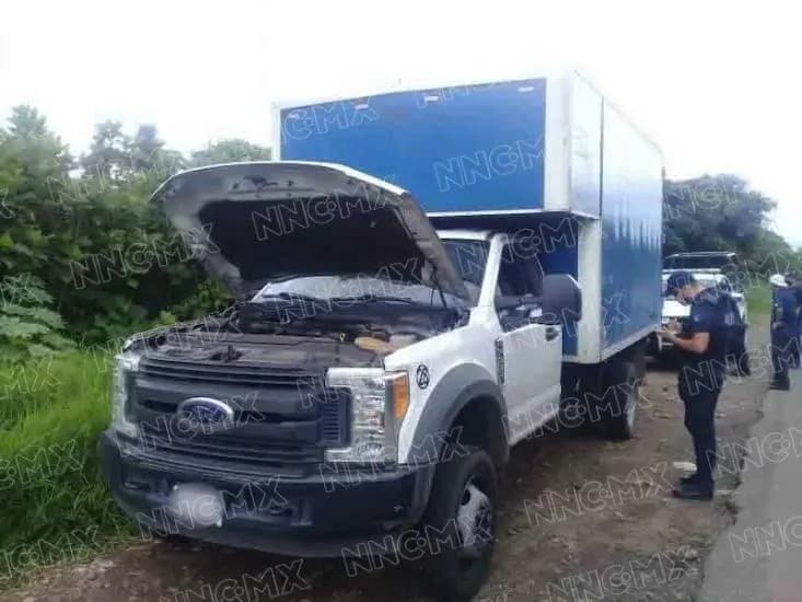 Maleantes roban camioneta de abarrotes; dejan encerrados a los tripulantes