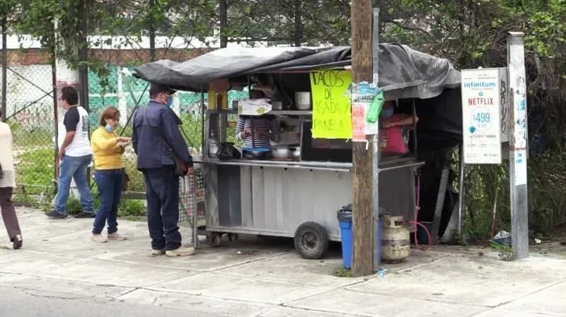 Tepic. Clientes que acuden a institución bancaria exigen que se retiren vendedores ambulantes
