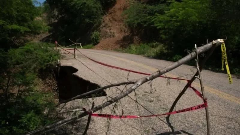 Sinaloa. Destrozan derrumbes y socavones carreteras de Cosalá