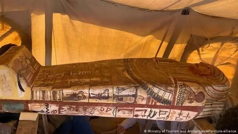 Encuentran 27 sarcófagos de más de 2,500 años de antigüedad en Egipto