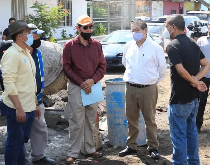 Tepic. Supervisa Castellón avance de obra del colector en la colonia Acayapan