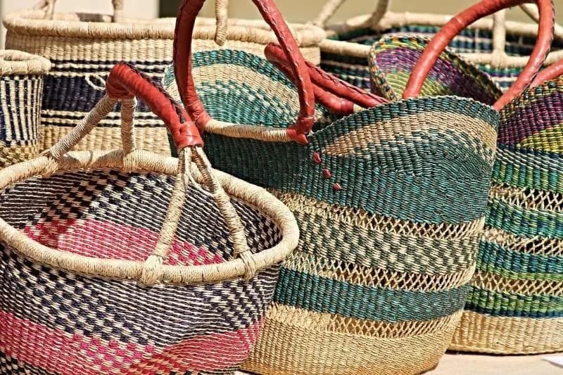 Pareja intercambia artesanías por artículos para su bebé
