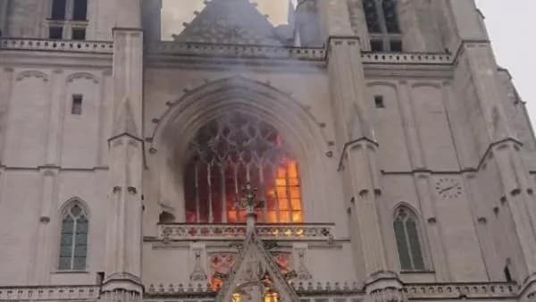 Arde en incendio la Catedral de Nantes en Francia