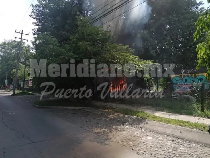 Se incendia local a un costado del bar pkado