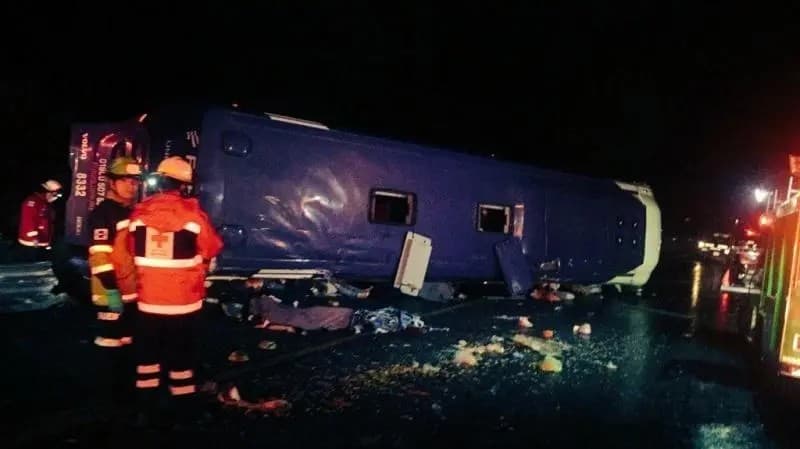 Volcadura de autobús deja 13 muertos en la carretera México-Toluca