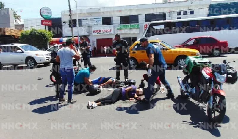Pareja de motociclistas sufren grave accidente en los Estadios