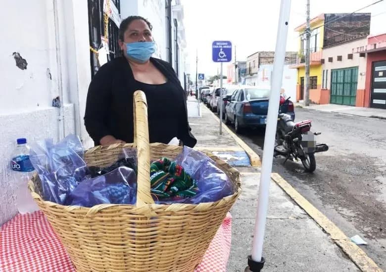Tepic. Ella es Cecilia y desde hace cinco años vende tacos de canasta en el Centro