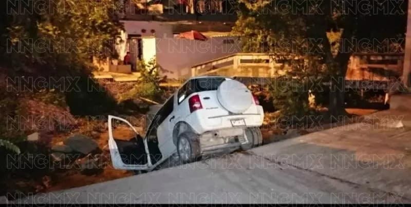 ¡Una camioneta cayó al arroyo!