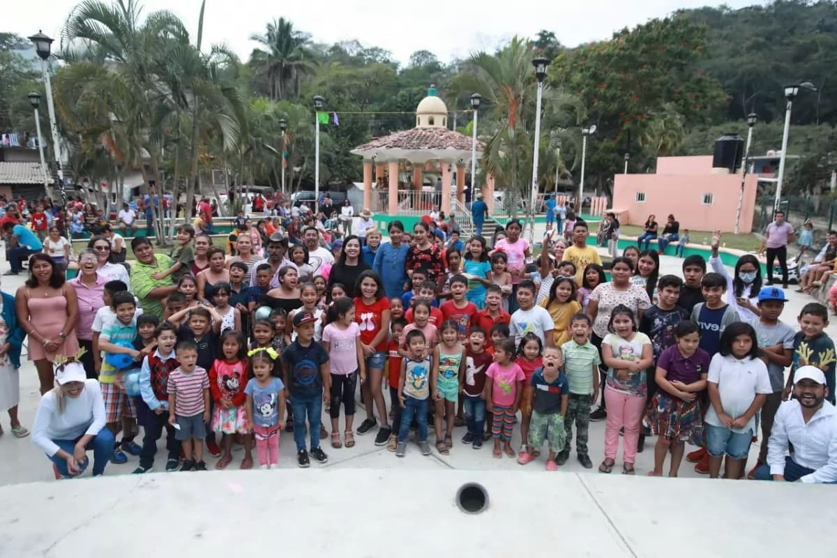 Lleva Alba Cristal la alegría navideña a Bahía de Banderas