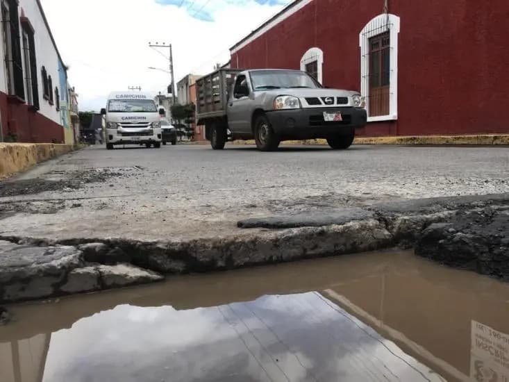 Tepic. Sufren automovilistas y motociclistas por \"baches\" en pleno Centro Histórico