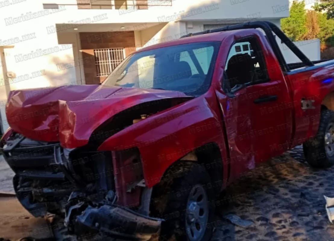 ¡abandonan camioneta estrellada en un árbol!