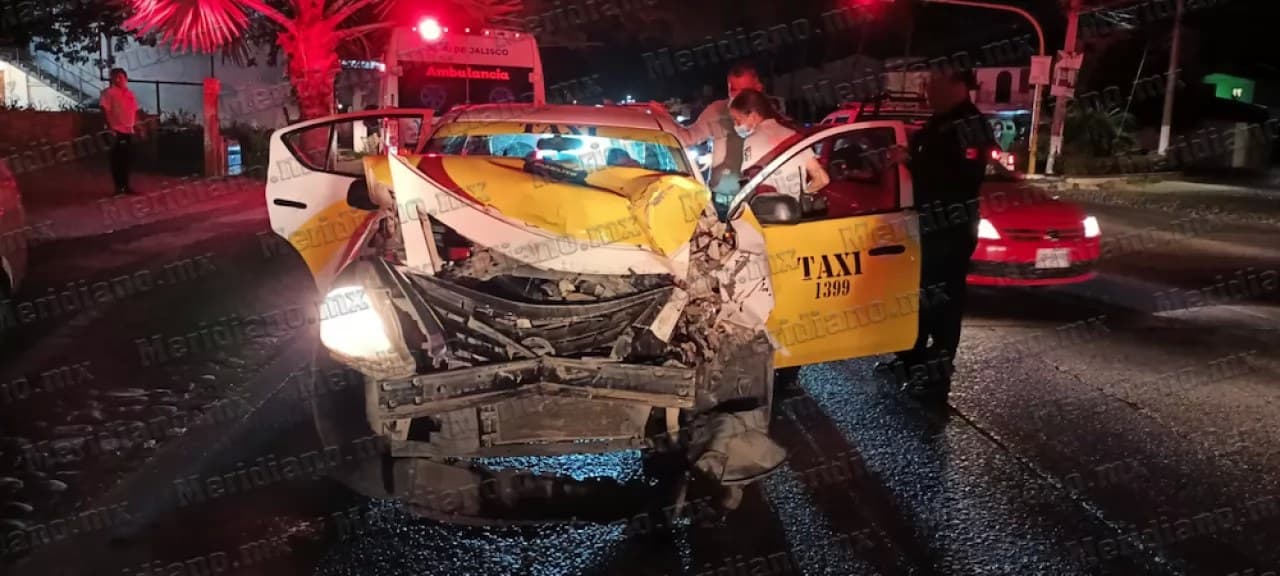 ¡taxi terminó destrozado!