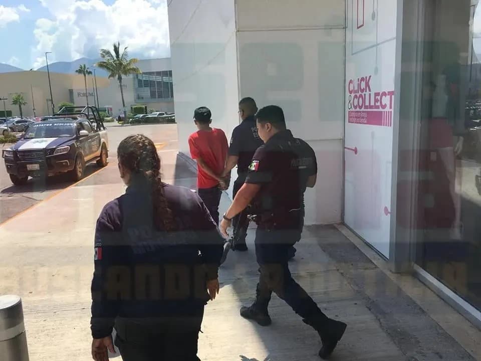 Se les ocurrió robar en Liverpool y uno es detenido