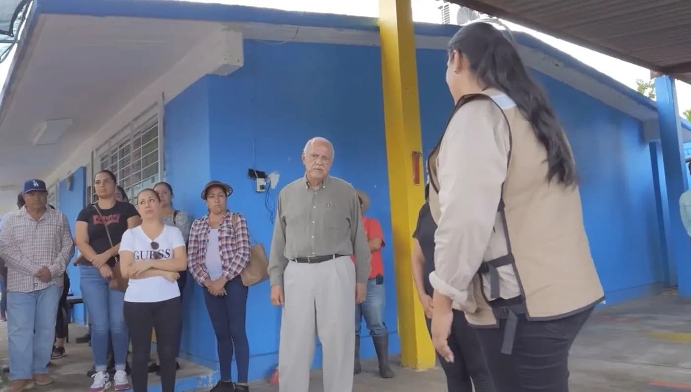 Lleva gobernador apoyo moral y económico a afectados por el huracán Lidia