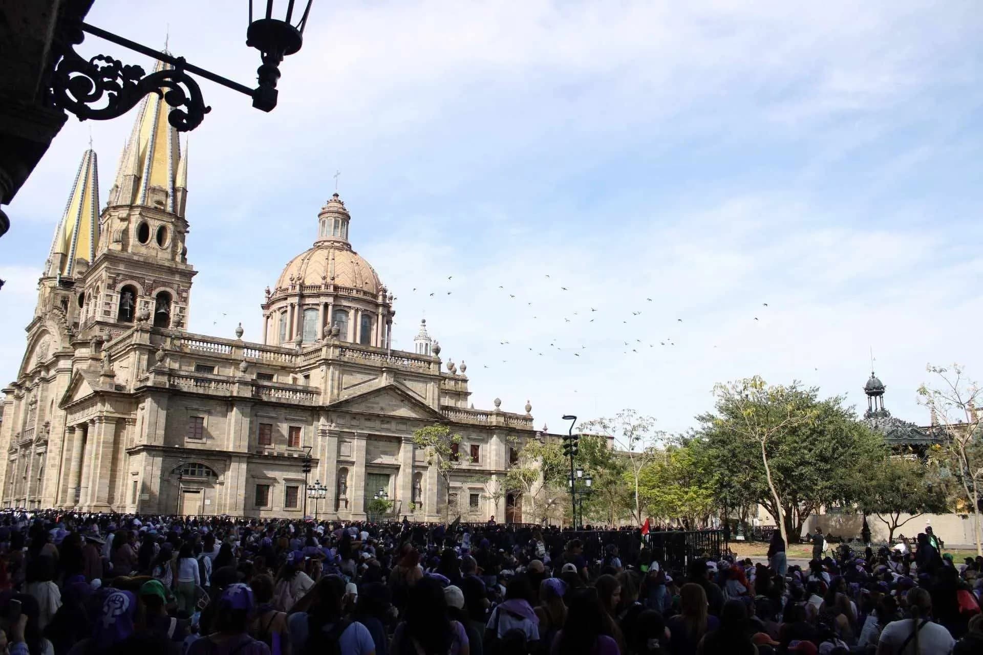 Frente Feminista toma las calles de Guadalajara en la marcha del 8M