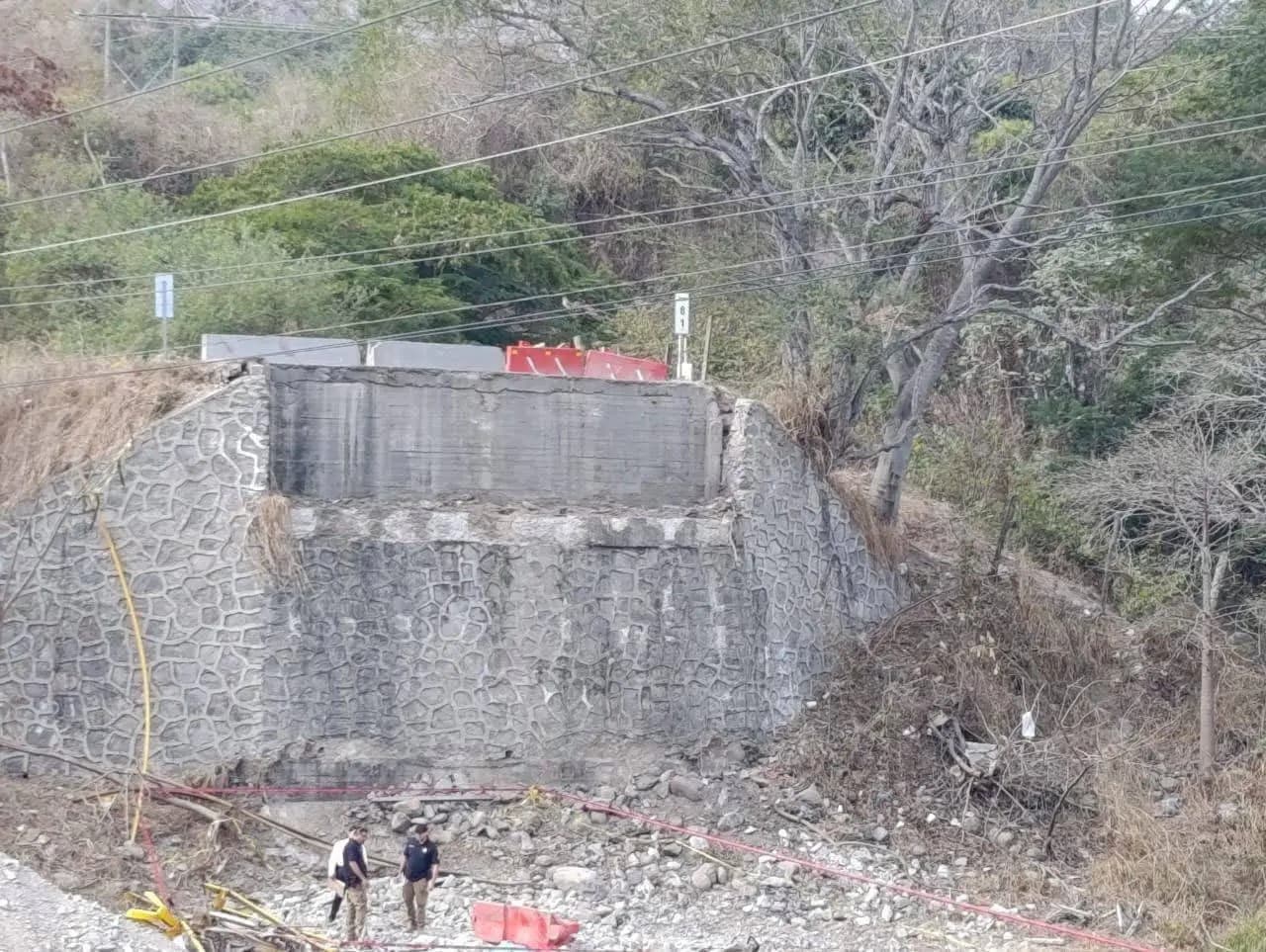 Motociclista ignoró barreras antes de caer al vacío: Fiscalía