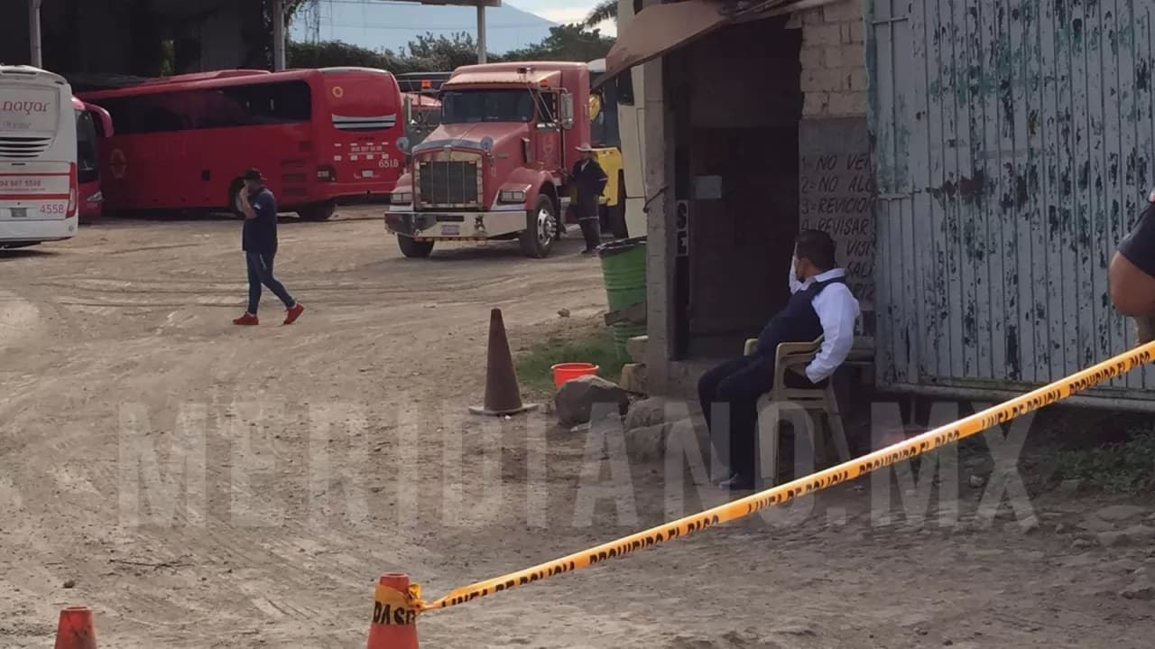 Murió aplastado por autobús