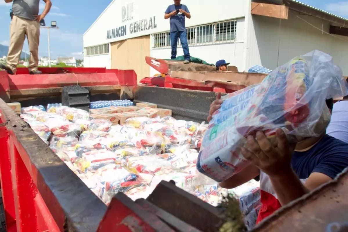 Siguen llevando apoyos a las familias damnificadas de Tuxpan