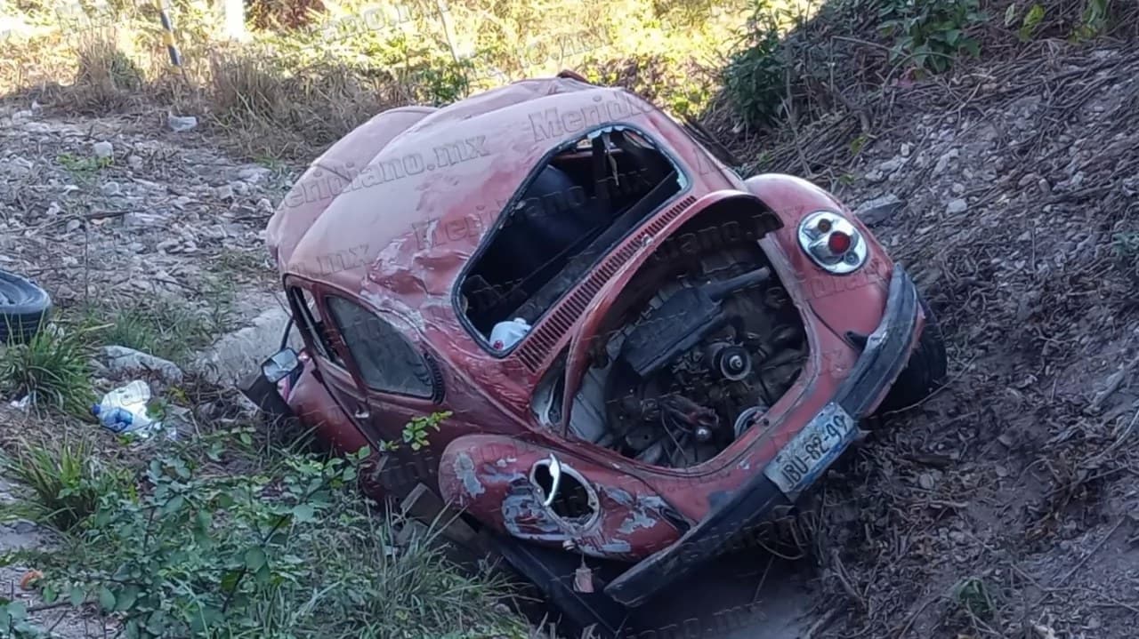 Abandonaron un vocho volcado