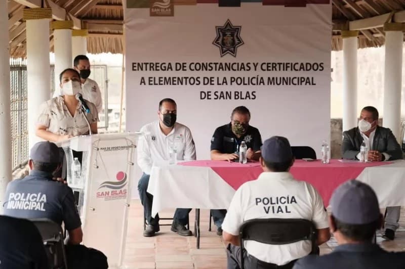 Busca Candy Yescas vacunación contra el COVID-19 a elementos de la Policía