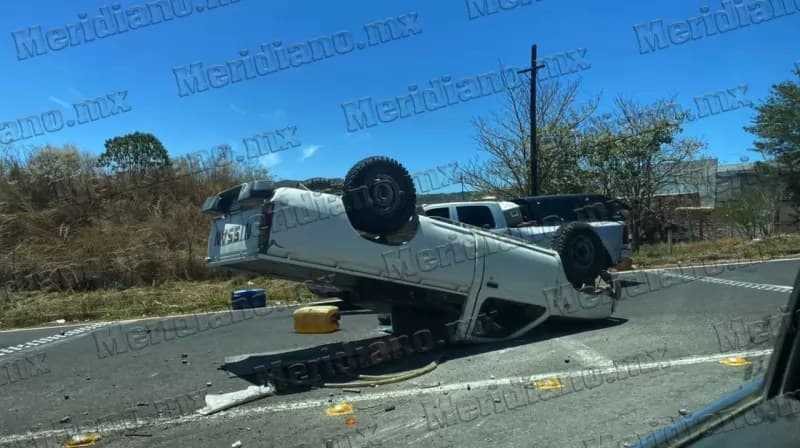 ¡vuelca camioneta en la carretera 200!