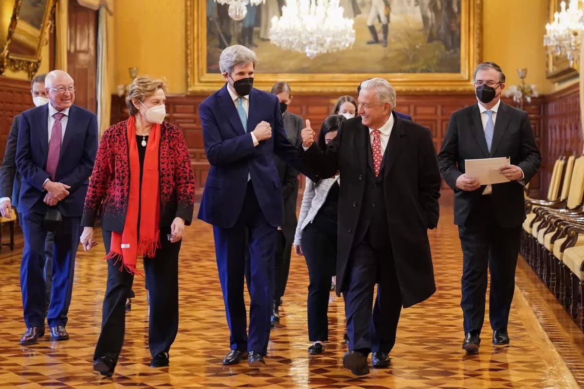 Recibe AMLO a John Kerry en Palacio Nacional