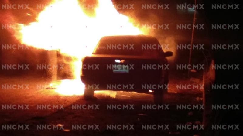 Devoran llamas un Tsuru en la Ciudad Industrial de Tepic