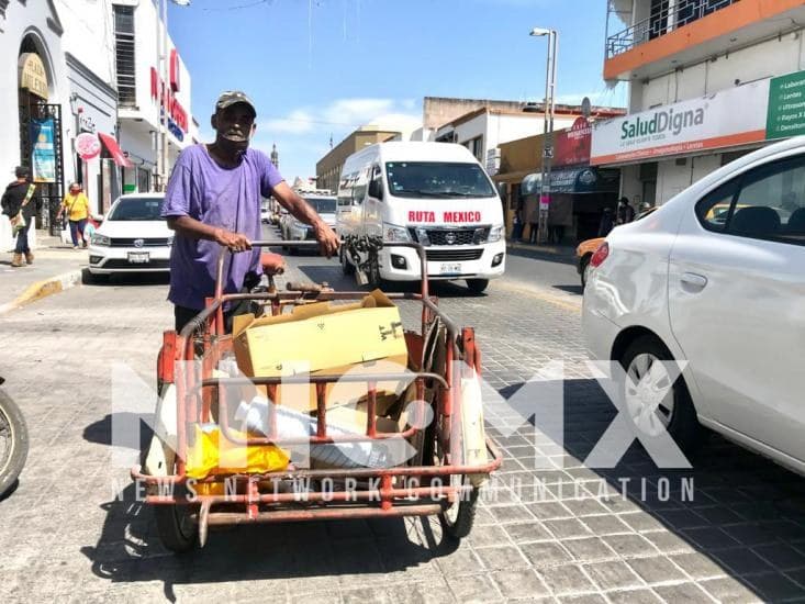 Desde las 5 am sale de su casa en busca de cartón para sobrevivir