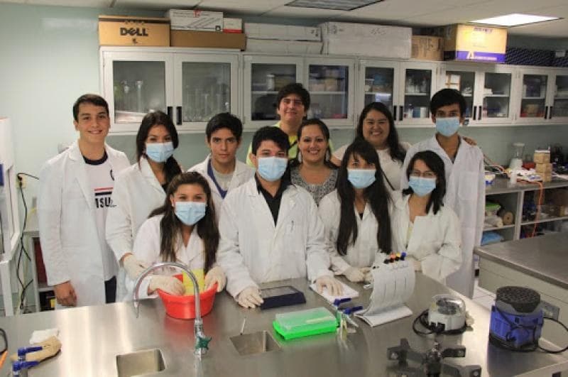 Estudiantes de medicina y periodistas tendrán que esperar vacuna: Santiago López