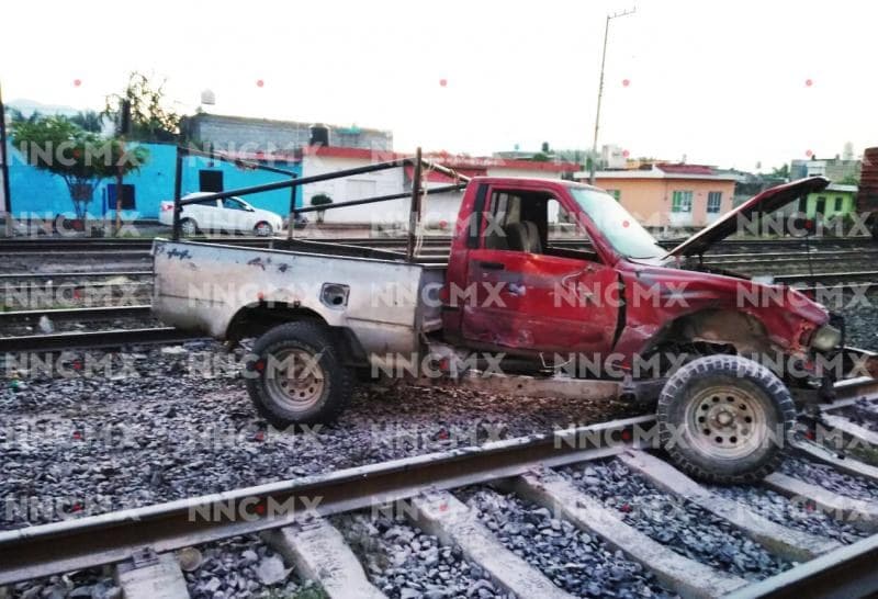 Vieja Toyota se la llevó el tren