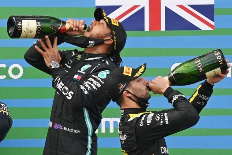 Hamilton aplasta a todos el día que Renault vuelve al podio