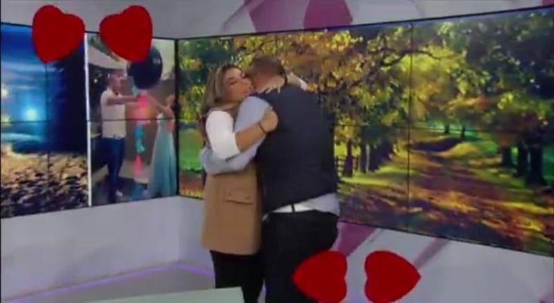 VIDEO: Interrumpen noticiero de Canal 11 para pedir matrimonio a conductora