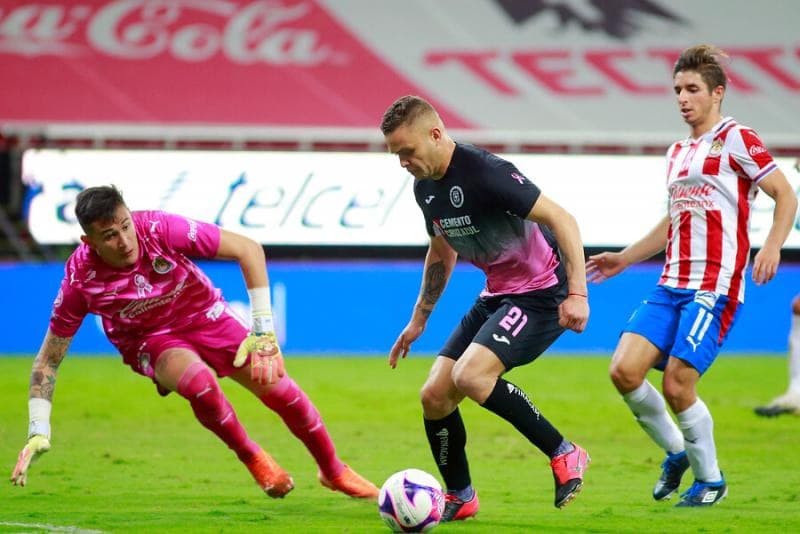 Doblete del \"Cabecita\", Cruz Azul triunfó sobre Chivas