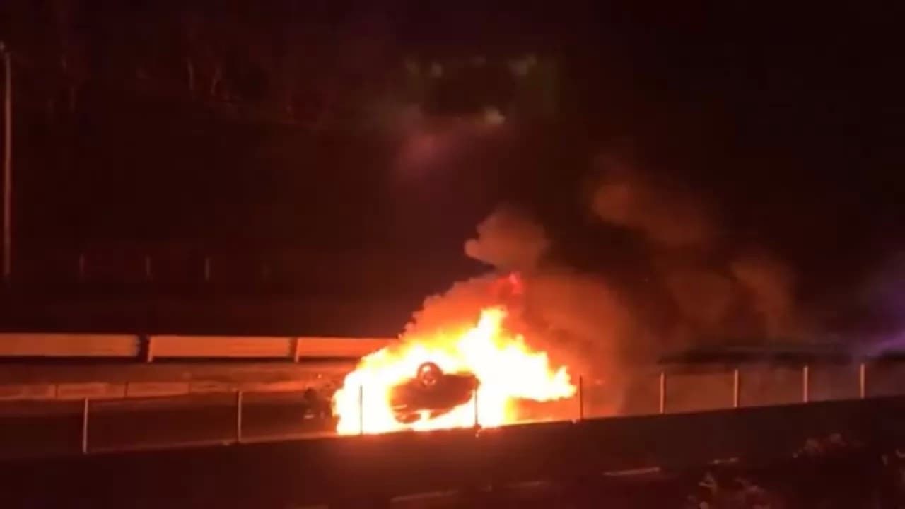 Se vuelca e incendia lujoso Mercedes Benz