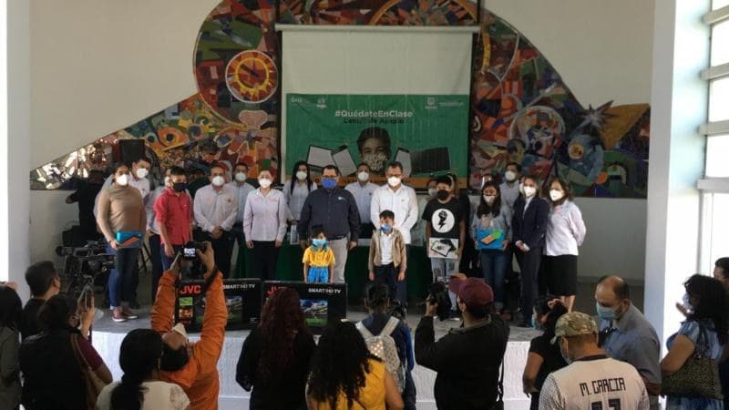 Dona Nayarit dispositivos electrónicos para evitar la deserción escolar