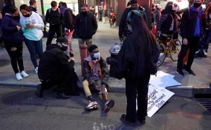 Vehículo se impacta contra manifestantes en Nueva York