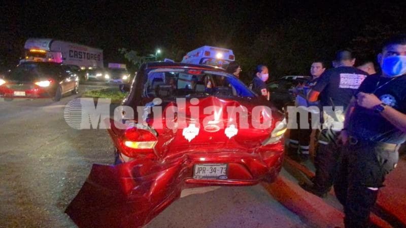 Camioneta destrozó un uber…  ¡brutal choque en los poetas!