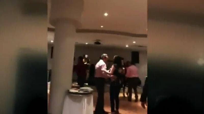 ¡Sin sana distancia!: Exhiben a supuestos trabajadores de salud en fiesta de fin de año