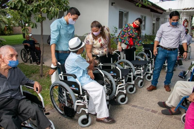 Entrega DIF Vallarta Sillas de Ruedas a Personas Vulnerables
