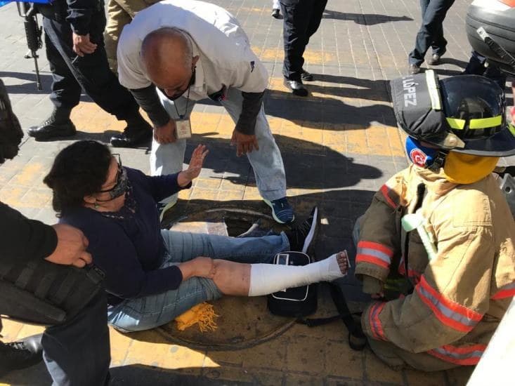 Mujer resultó fracturada tras caer en registro abierto de la CFE en Tepic