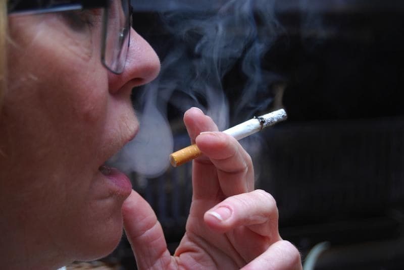 Plantean etiquetar tabaco con advertencia de riesgo grave por COVID-19