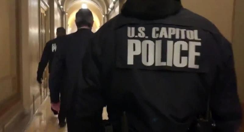 Suspenden a policía que disparó y golpeó a mujer durante disturbios en el Capitolio