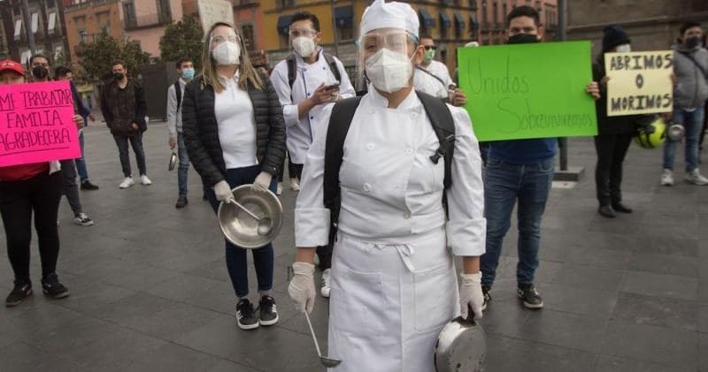 Restauranteros dan cacerolazos en Zócalo de la Ciudad de México