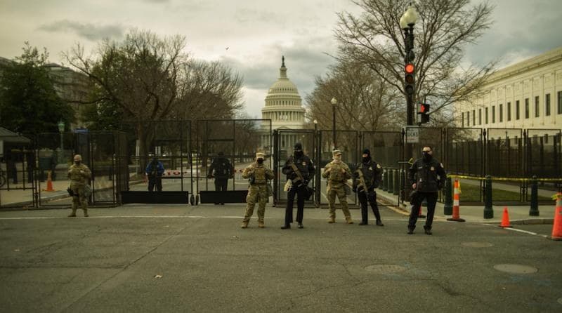 Arrestan a hombre con arma y 500 balas en Washington