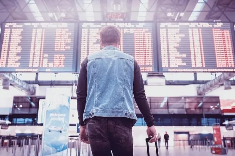 Canadá suspende vuelos a México y anuncia cuarentena obligatoria a visitantes