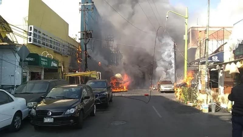 Pipa de gas se incendia a un costado de mercado en CDMX