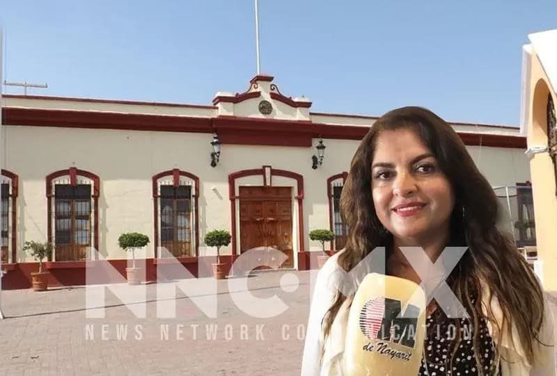 Rosa Mirna Mora Romano  levanta la mano para Compostela